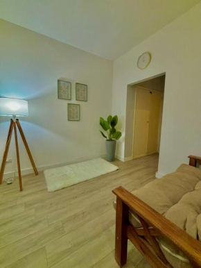 Departamento de dos ambientes a una cuadra de plaza Colon